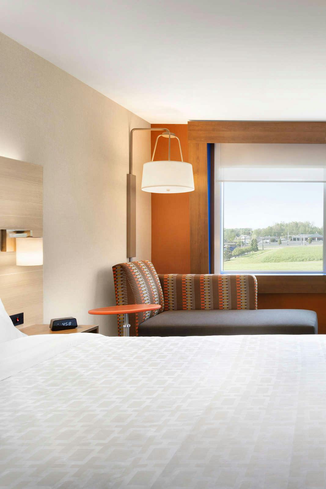 Hotel Holiday Inn Express & Suites Madisonville photo 2