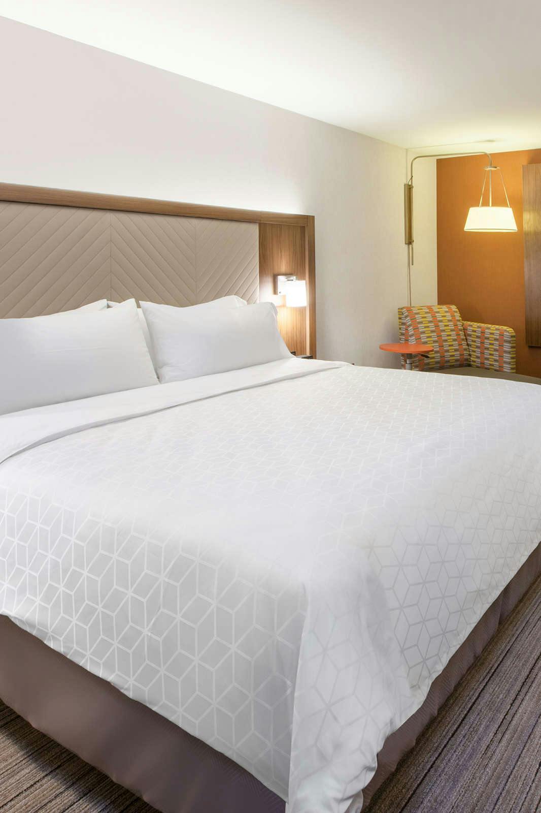 Hotel Holiday Inn Express & Suites Beaver Dam photo 1