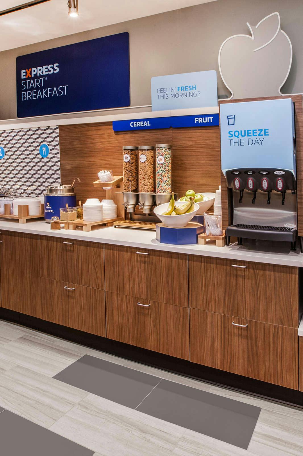 Hotel Holiday Inn Express & Suites Fayetteville South photo 4