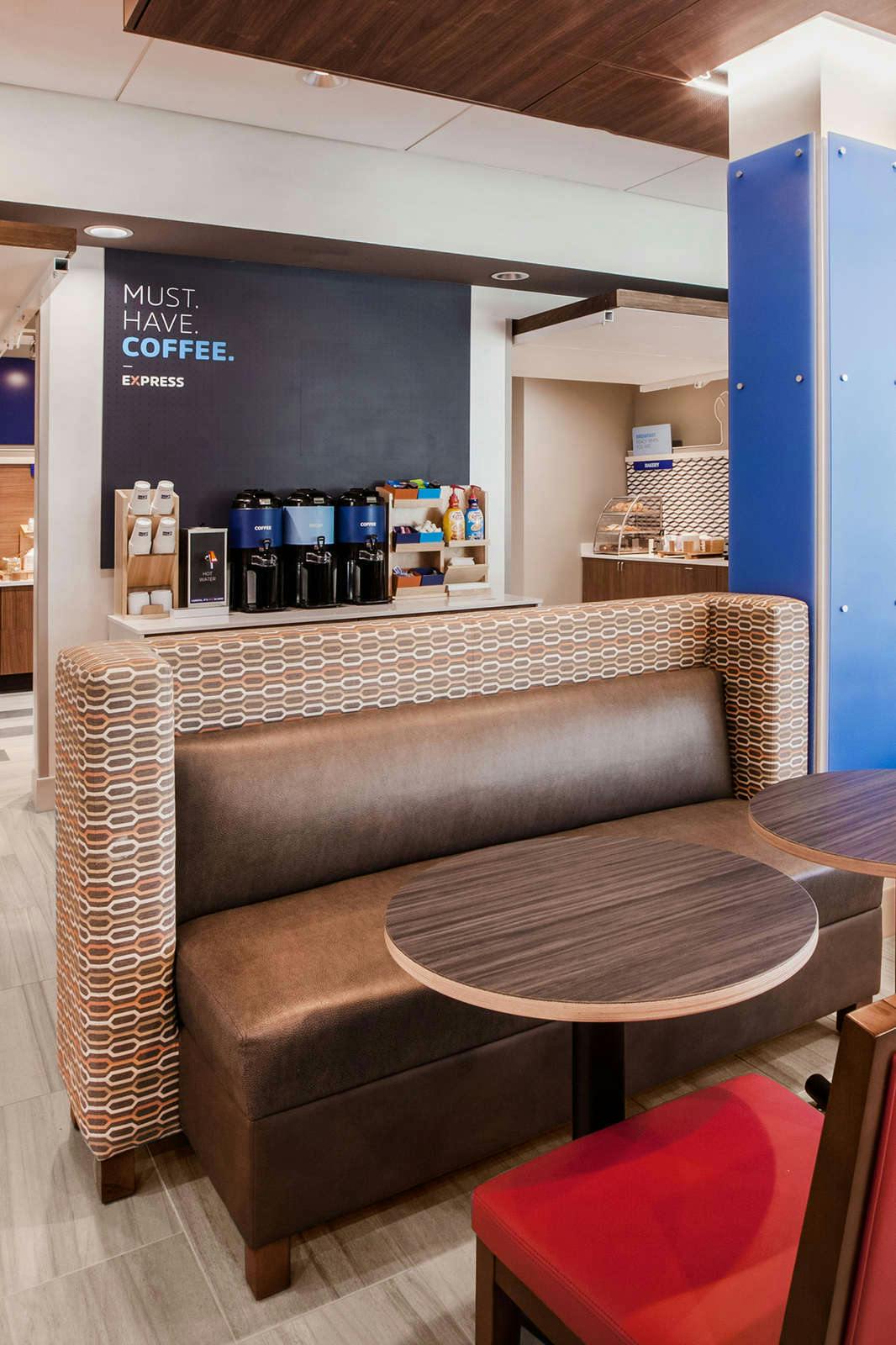 Hotel Holiday Inn Express & Suites Fayetteville South photo 3