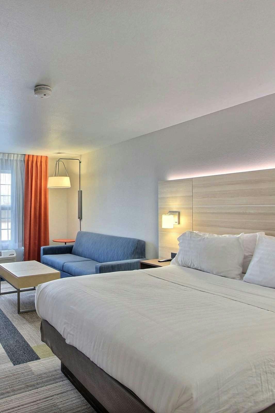 Hotel Holiday Inn Express Hotel & Suites Milwaukee Airport photo 1