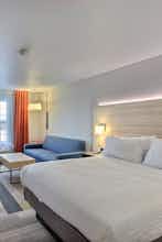 Hotel Holiday Inn Express Hotel & Suites Milwaukee Airport photo 1