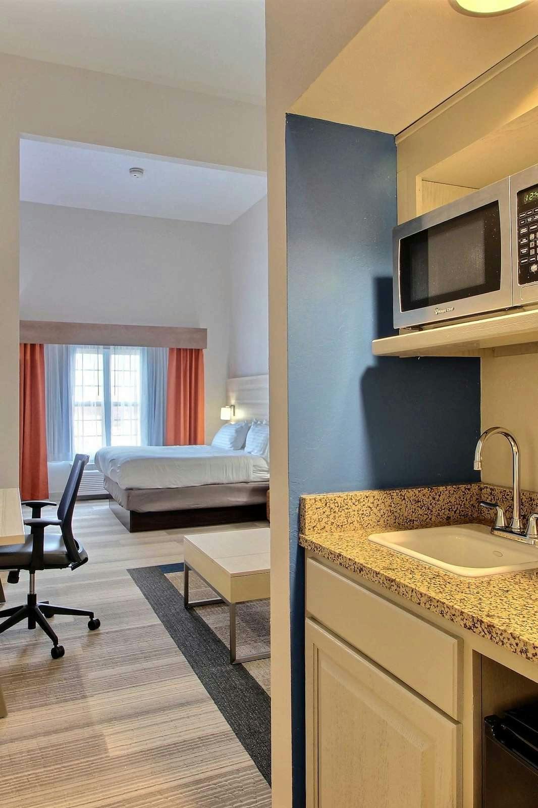 Hotel Holiday Inn Express Hotel & Suites Milwaukee Airport photo 4