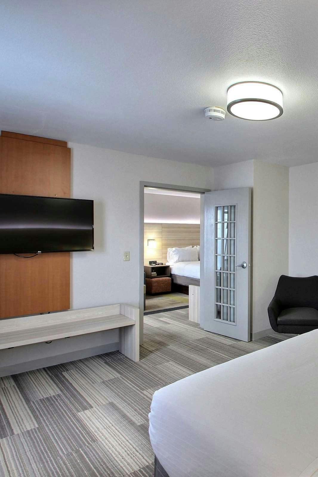 Hotel Holiday Inn Express Hotel & Suites Milwaukee Airport photo 5