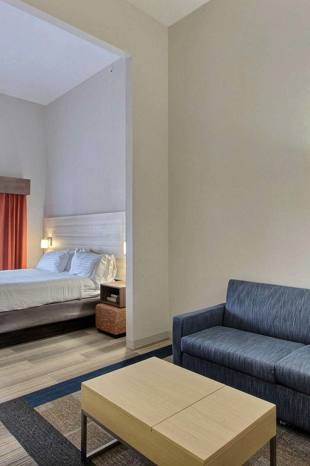 Hotel Holiday Inn Express Hotel & Suites Milwaukee Airport photo 3