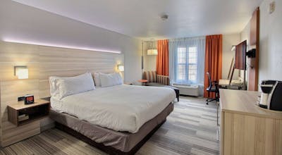 Holiday Inn Express Hotel & Suites Milwaukee Airport