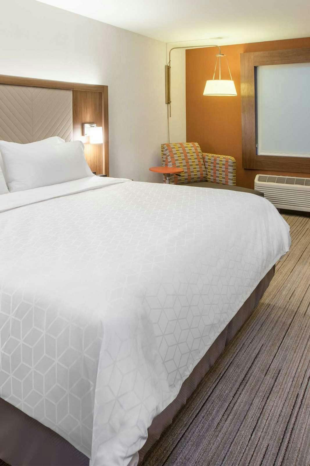 Hotel Holiday Inn Express And Suites West photo 3