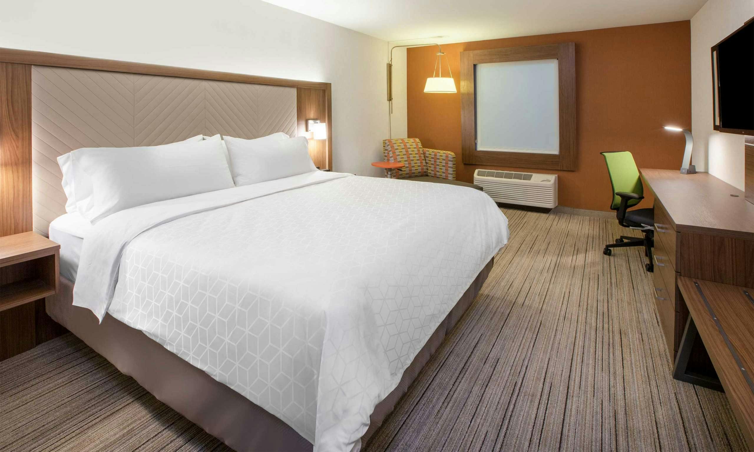 Holiday Inn Express And Suites West