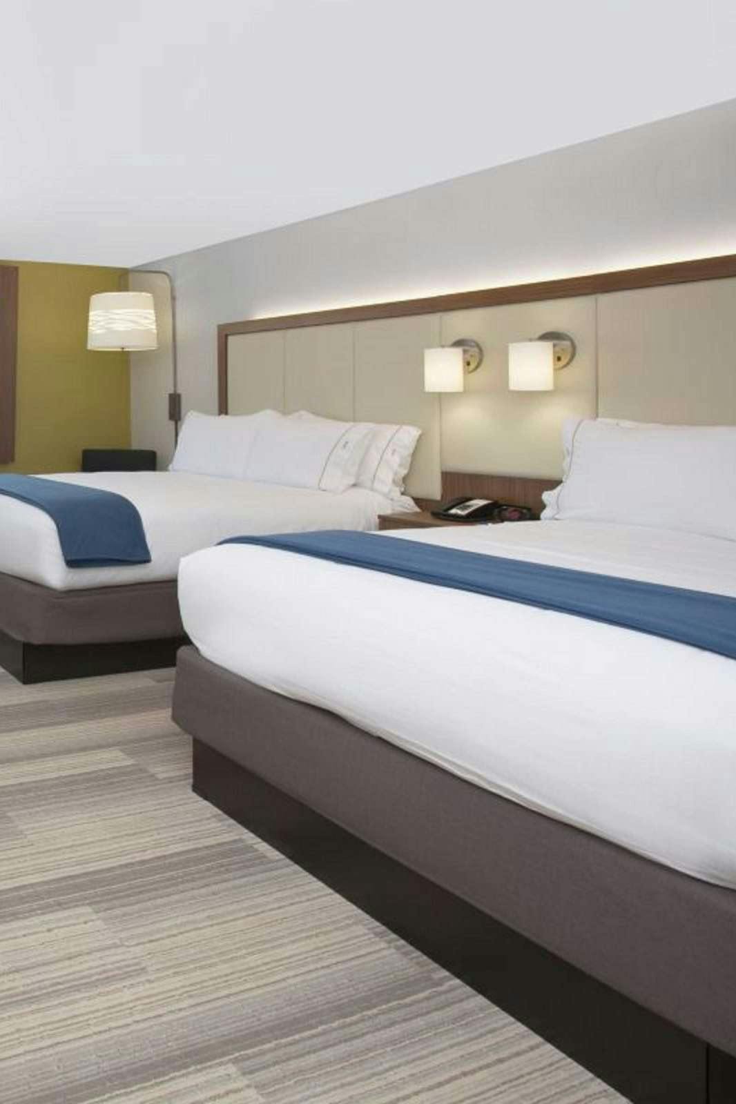 Hotel Holiday Inn Express And Suites West photo 1
