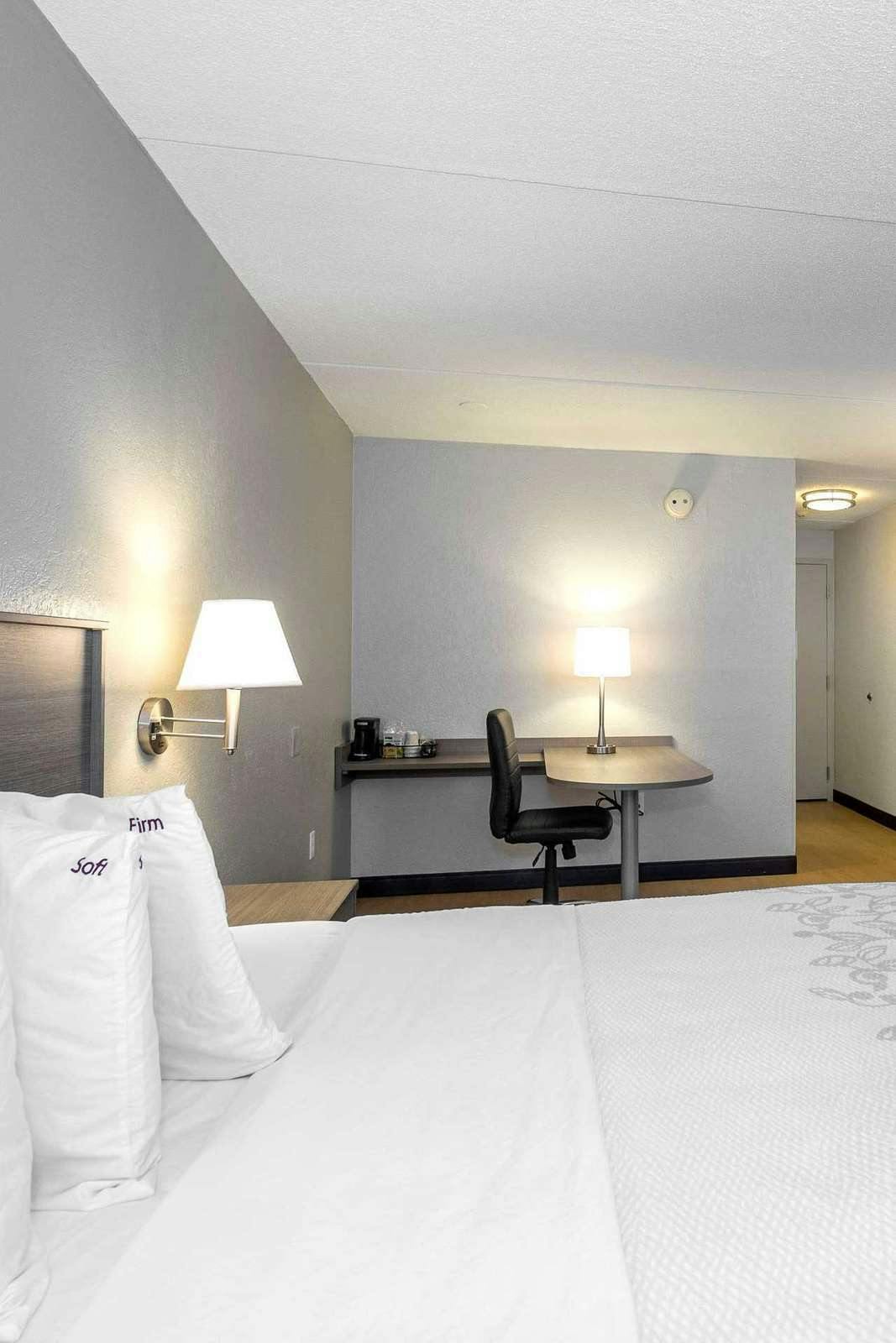 Hotel Red Roof PLUS+ Boston - Mansfield/ Foxboro photo 2