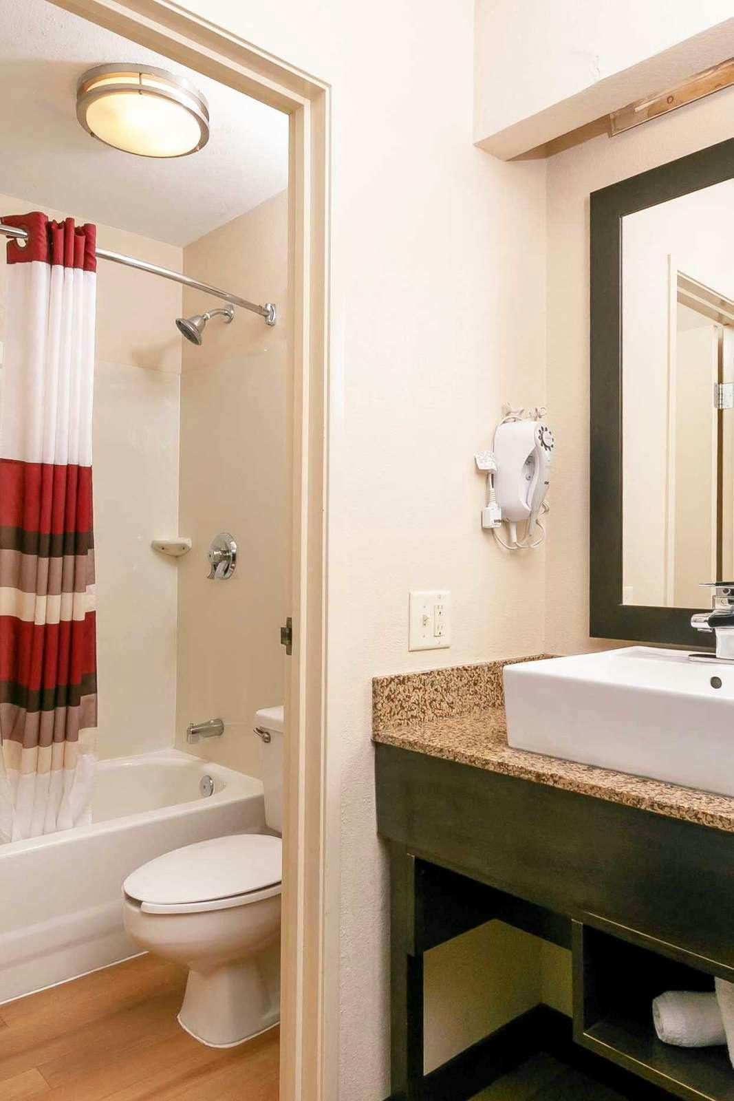 Hotel Red Roof PLUS+ Columbus-Ohio State University OSU photo 4