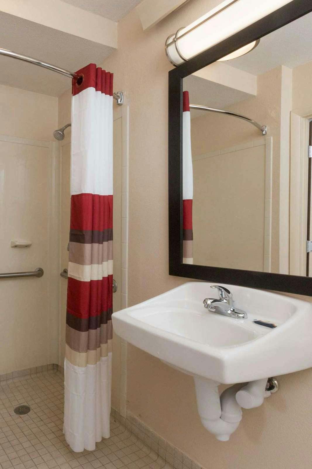 Hotel Red Roof PLUS+ Columbus-Ohio State University OSU photo 5