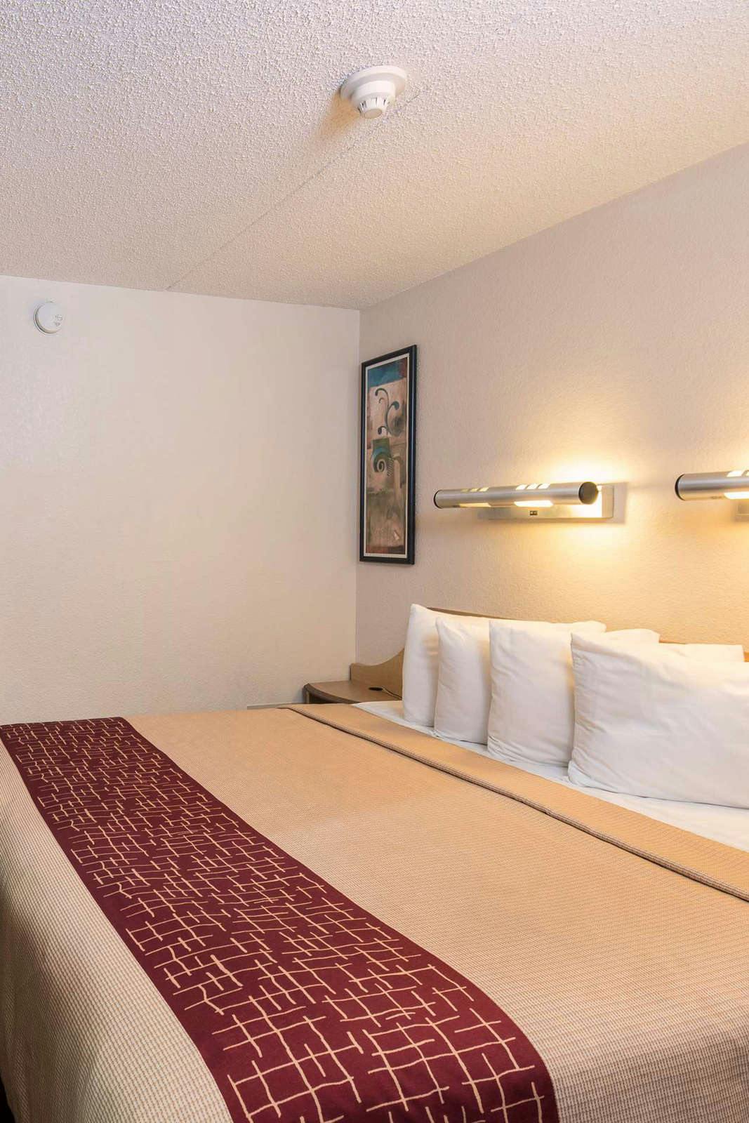 Hotel Red Roof Inn Dayton North Airport photo 1