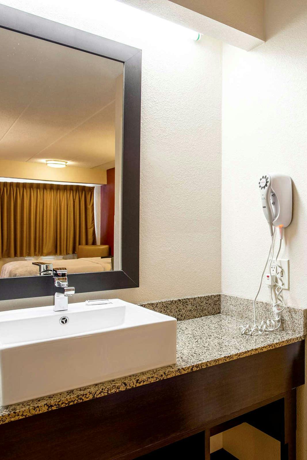 Hotel Red Roof PLUS+ West Springfield photo 4