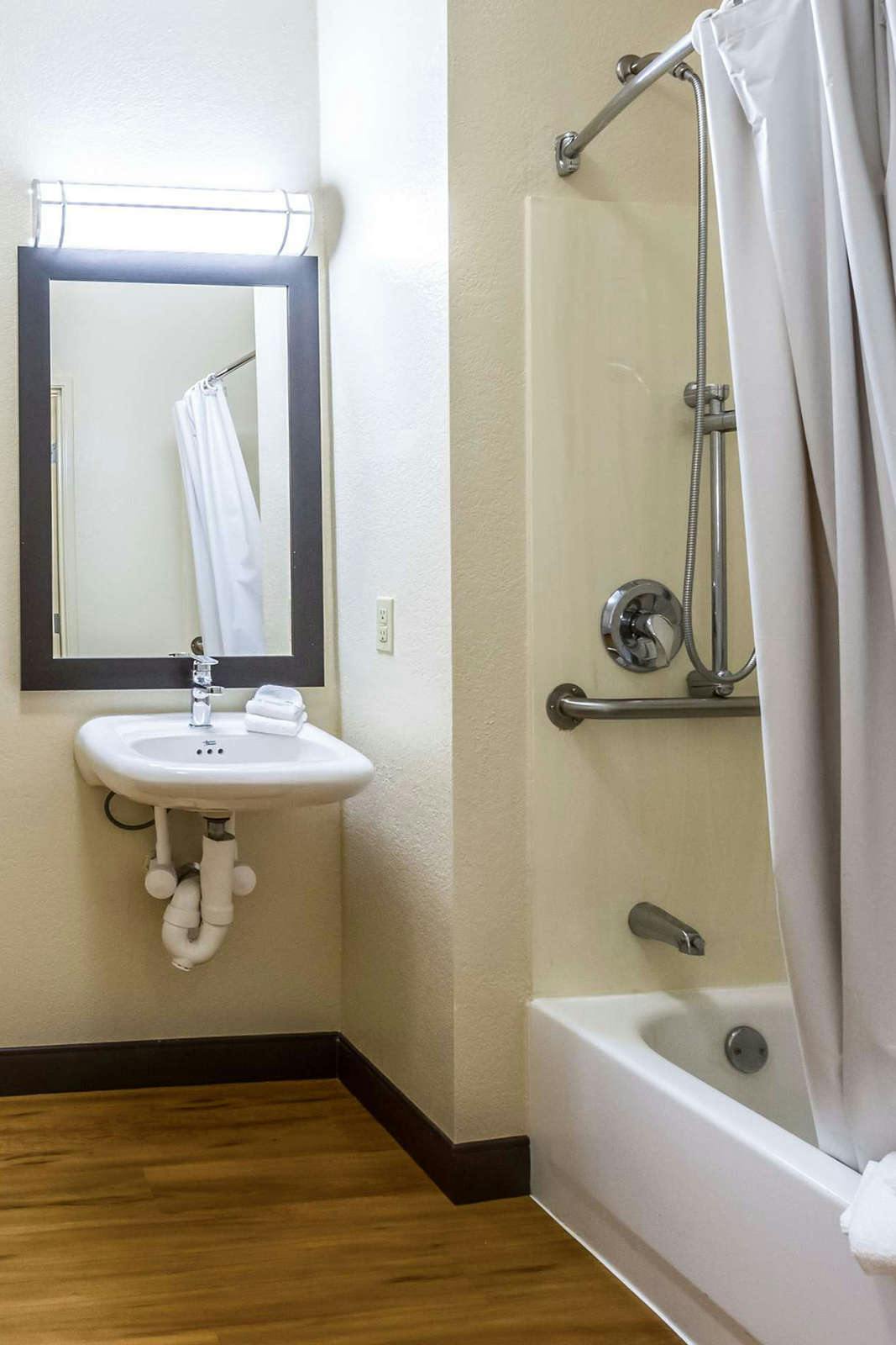 Hotel Red Roof PLUS+ Raleigh Downtown – NCSU/Conv Center photo 5