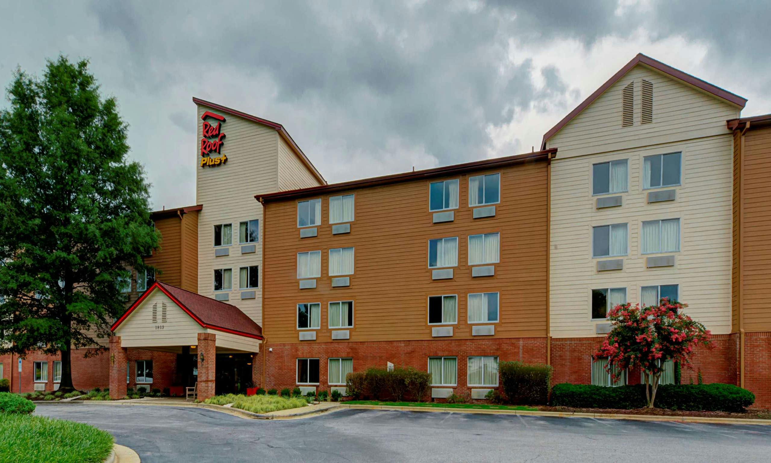 Red Roof PLUS+ Raleigh Downtown – NCSU/Conv Center