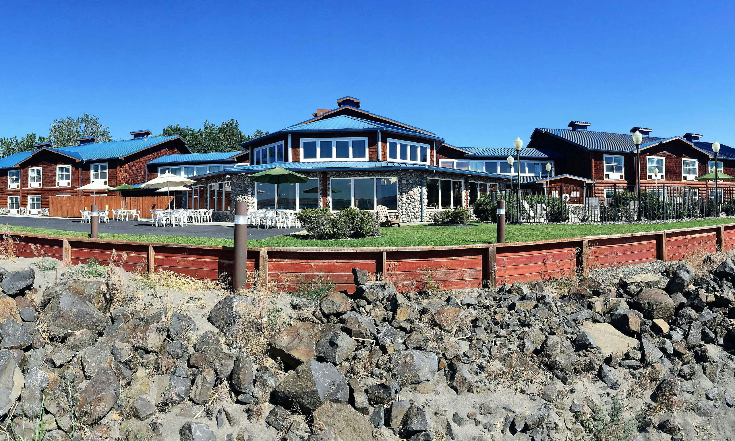 River Lodge And Grill