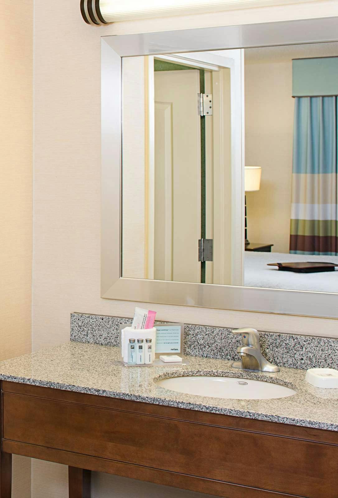 Hotel Hampton Inn & Suites Exeter photo 3