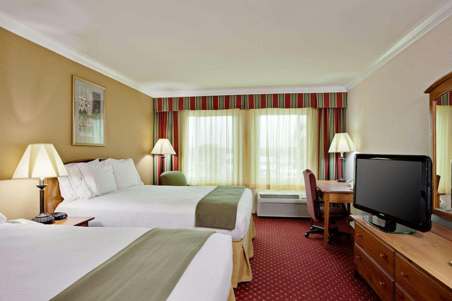 Hotel Holiday Inn Express Van Nuys photo 1