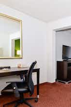 Hotel Holiday Inn Express Atlanta NE photo 4