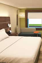 Hotel Holiday Inn Express & Suites Wilmington West Medical Park photo 1
