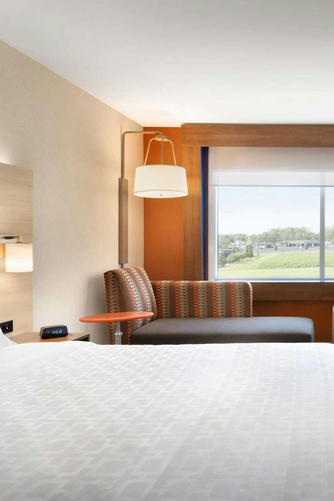 Hotel Holiday Inn Express & Suites Savannah W Chatham Parkway photo 3