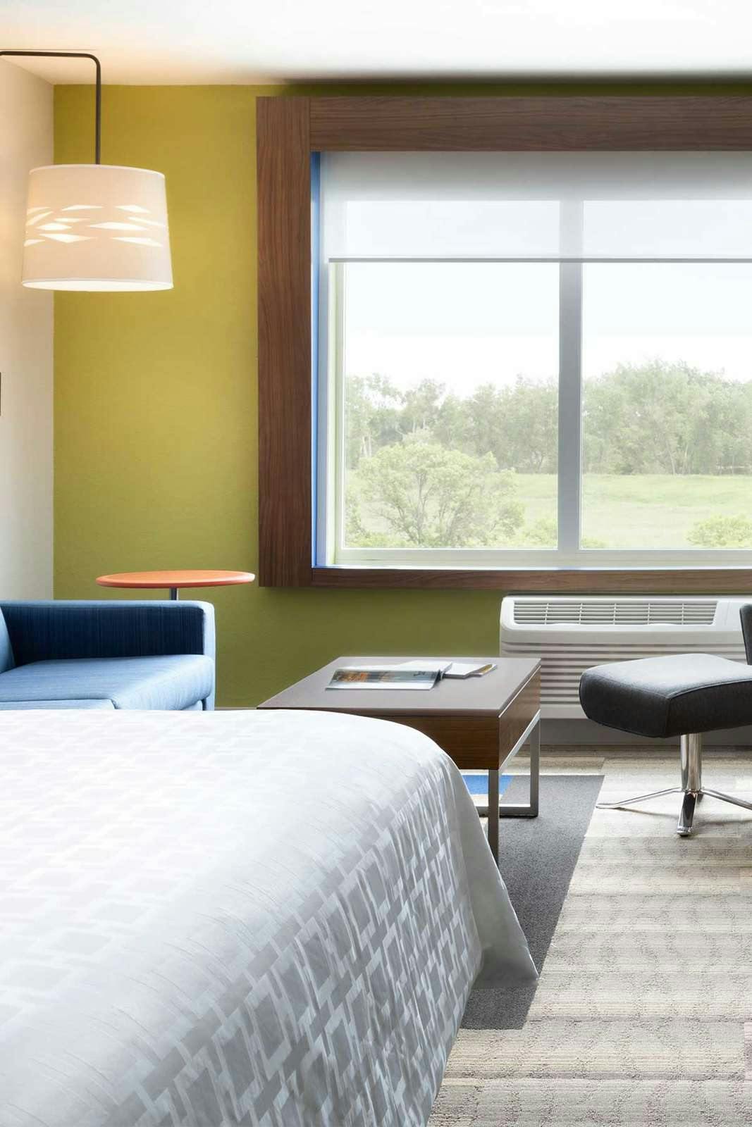 Hotel Holiday Inn Express & Suites Savannah W Chatham Parkway photo 2