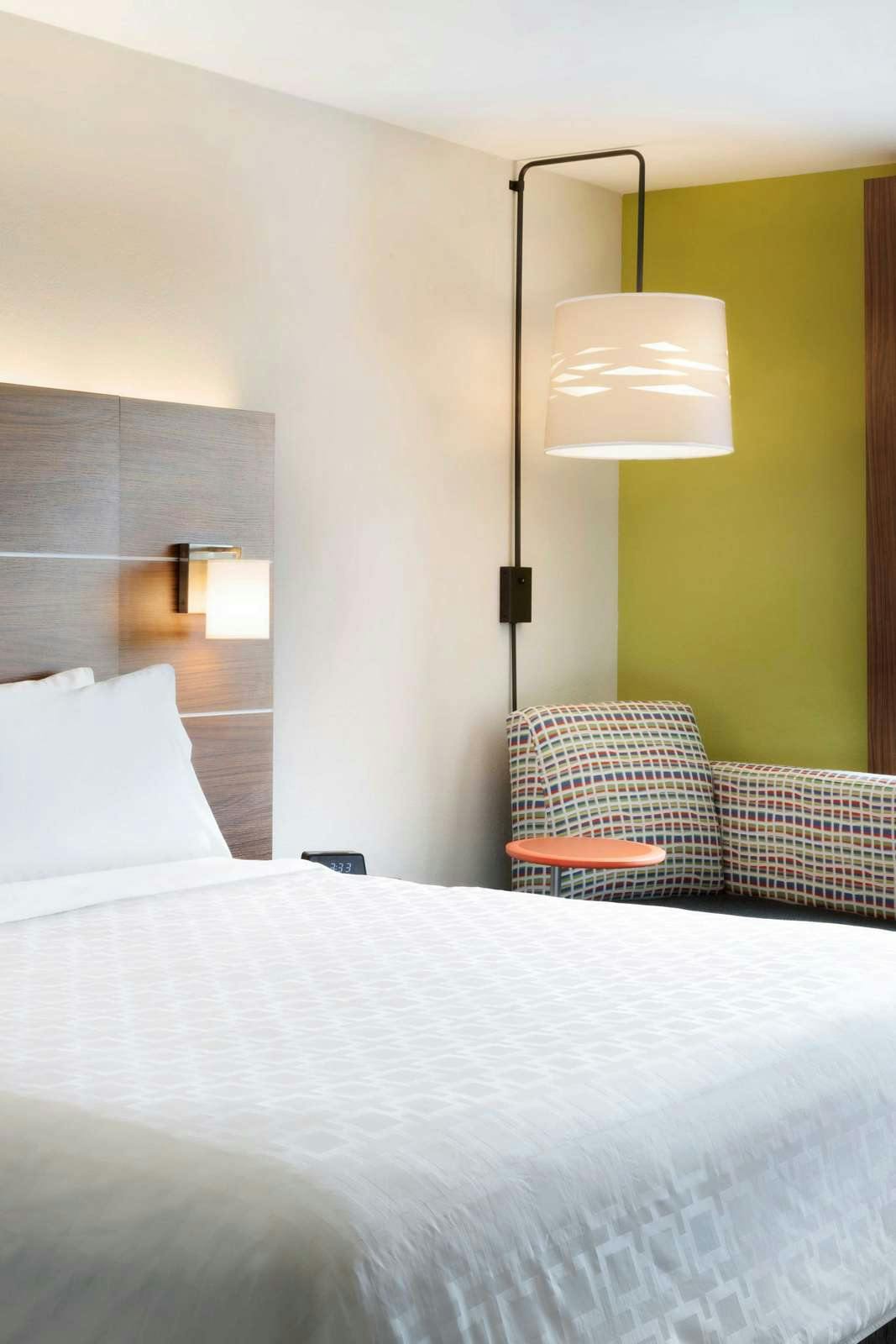 Hotel Holiday Inn Express & Suites Savannah W Chatham Parkway photo 1