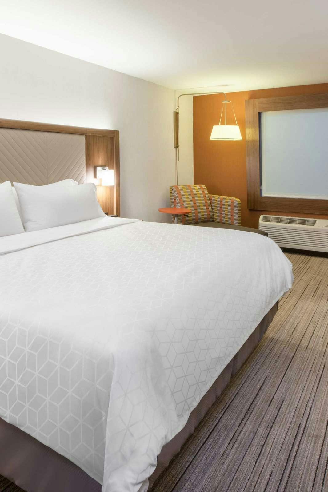 Hotel Holiday Inn Express & Suites Kingfisher photo 1