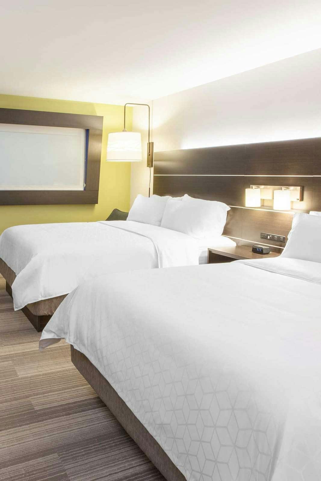 Hotel Holiday Inn Express & Suites Kingfisher photo 2