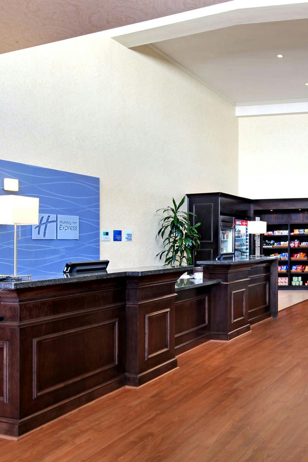 Hotel Holiday Inn Express Port Hueneme photo 3