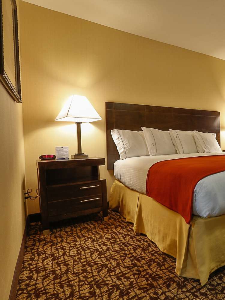 Hotel Holiday Inn Express Oakdale photo 1