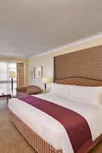 Hotel Holiday Inn Golden Mile photo 3