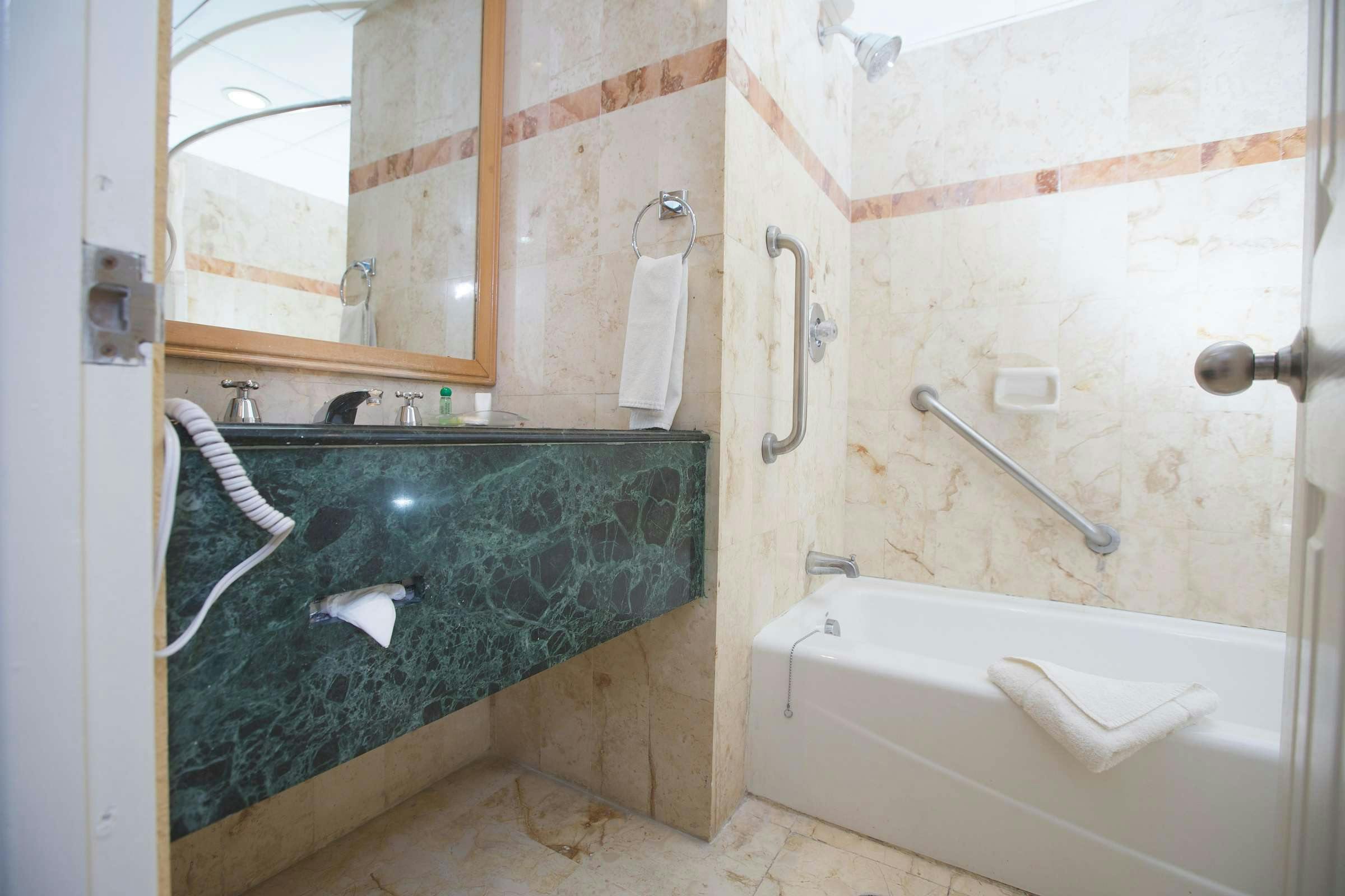 Hotel Capital Plaza Hotel photo 2