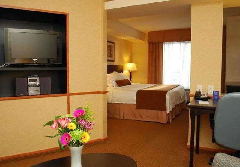 Hotel Fairfield Inn and Suites by Marriott Kelowna photo 1