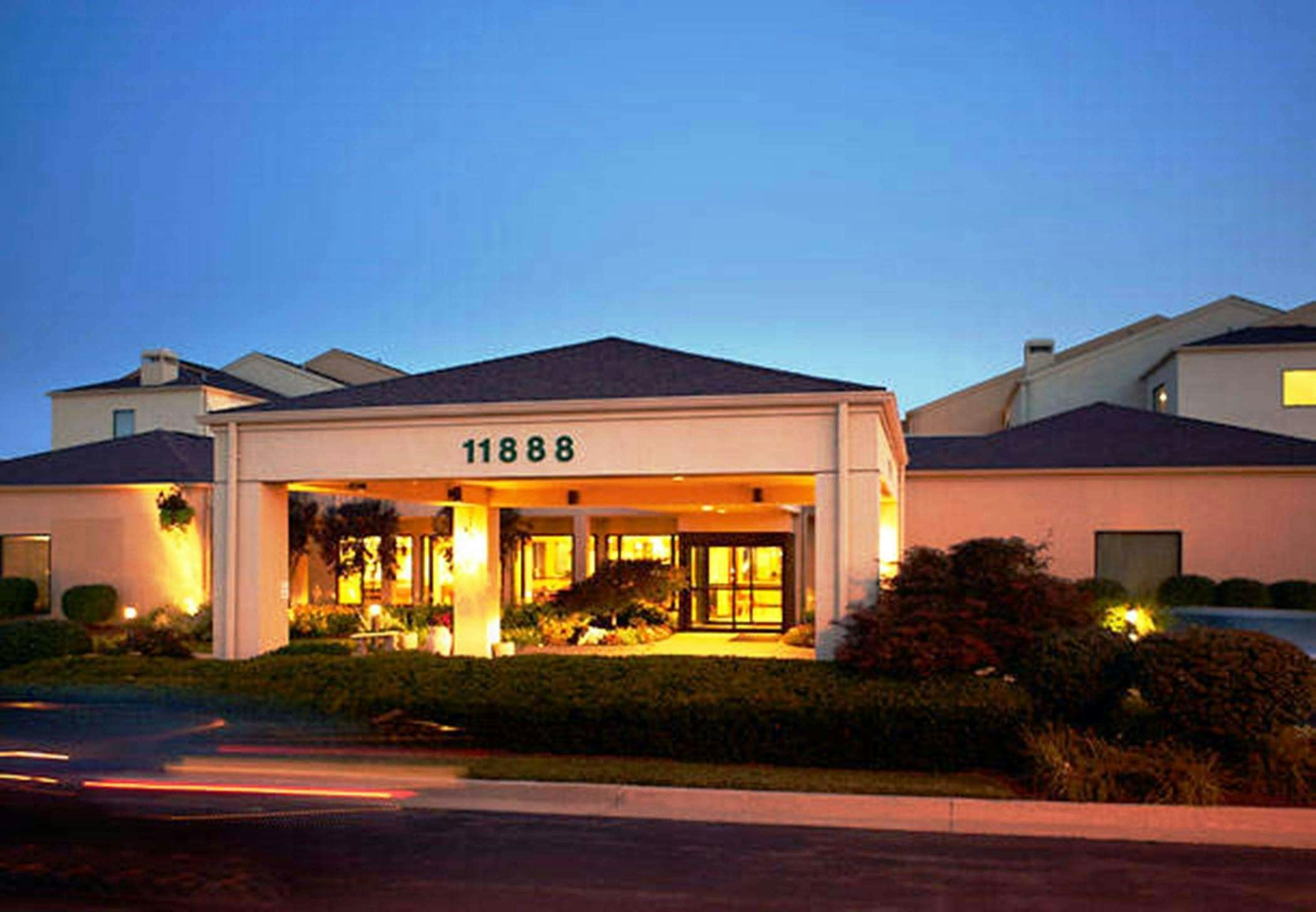 Courtyard by Marriott St Louis Westport Plaza