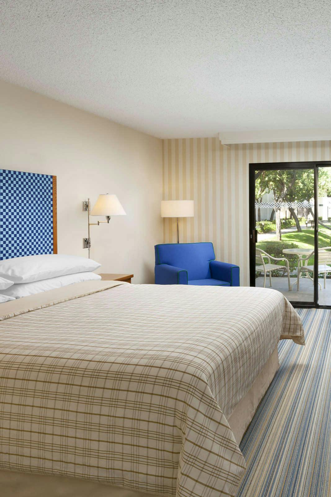 Hotel Four Points by Sheraton Bakersfield photo 1