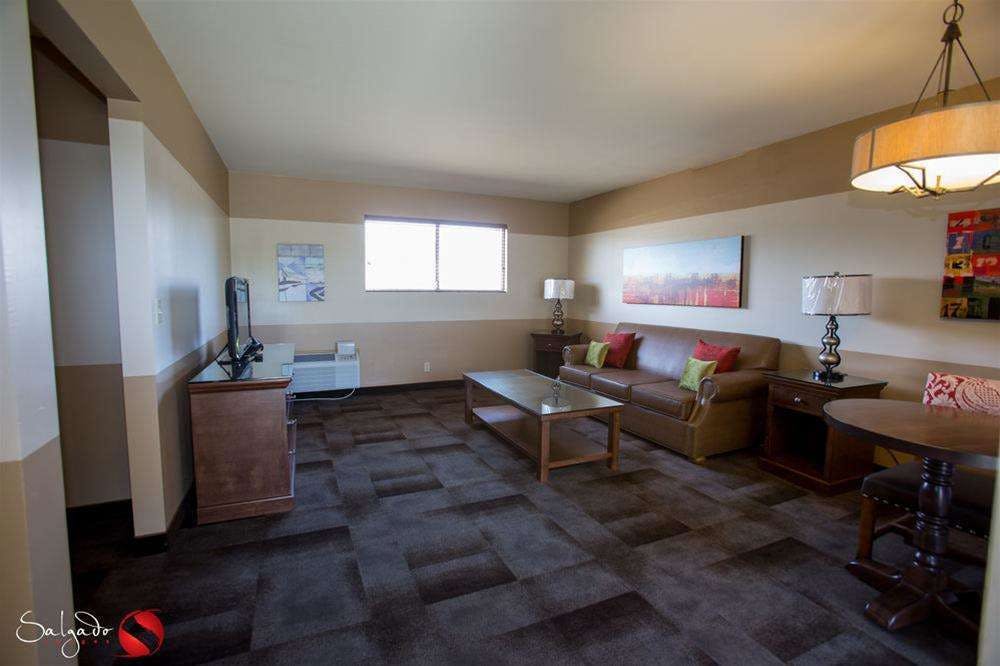 Hotel Carlton Oaks Lodge, an Ascend Collection Hotel photo 2