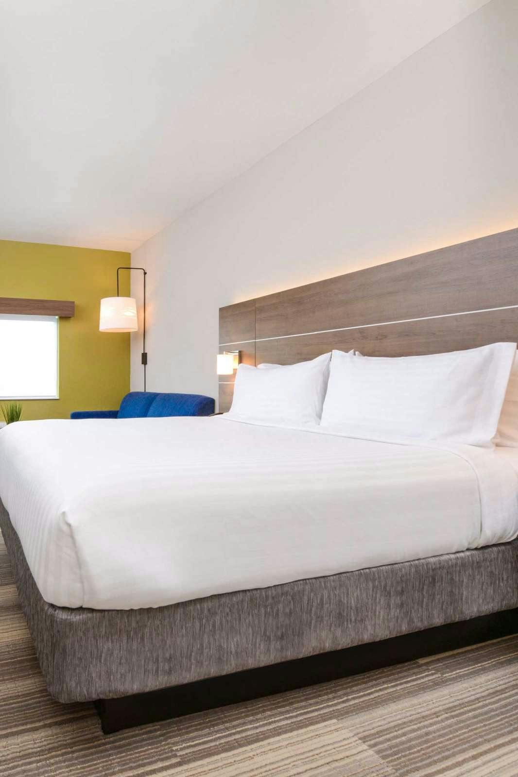 Hotel Holiday Inn Express & Suites Ruskin Sun City photo 1