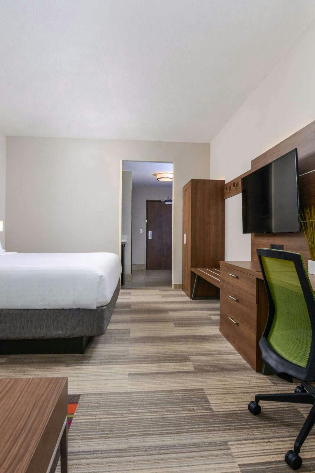 Hotel Holiday Inn Express & Suites Ruskin Sun City photo 2