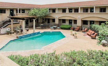 Vineyard Court Designer Suites Hotel