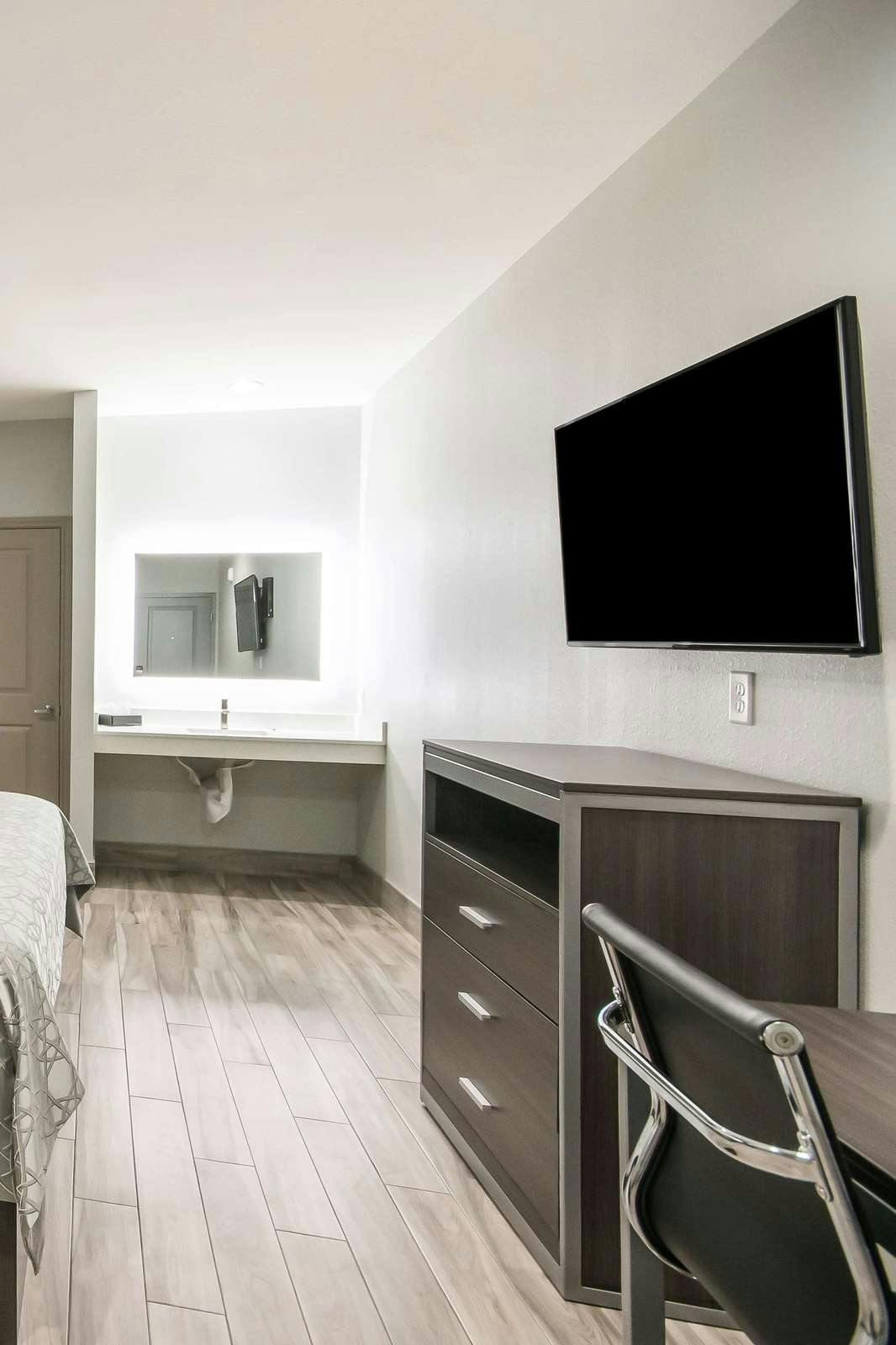 Hotel Americas Best Value Inn And Suites Northeast Houston I-610 photo 3