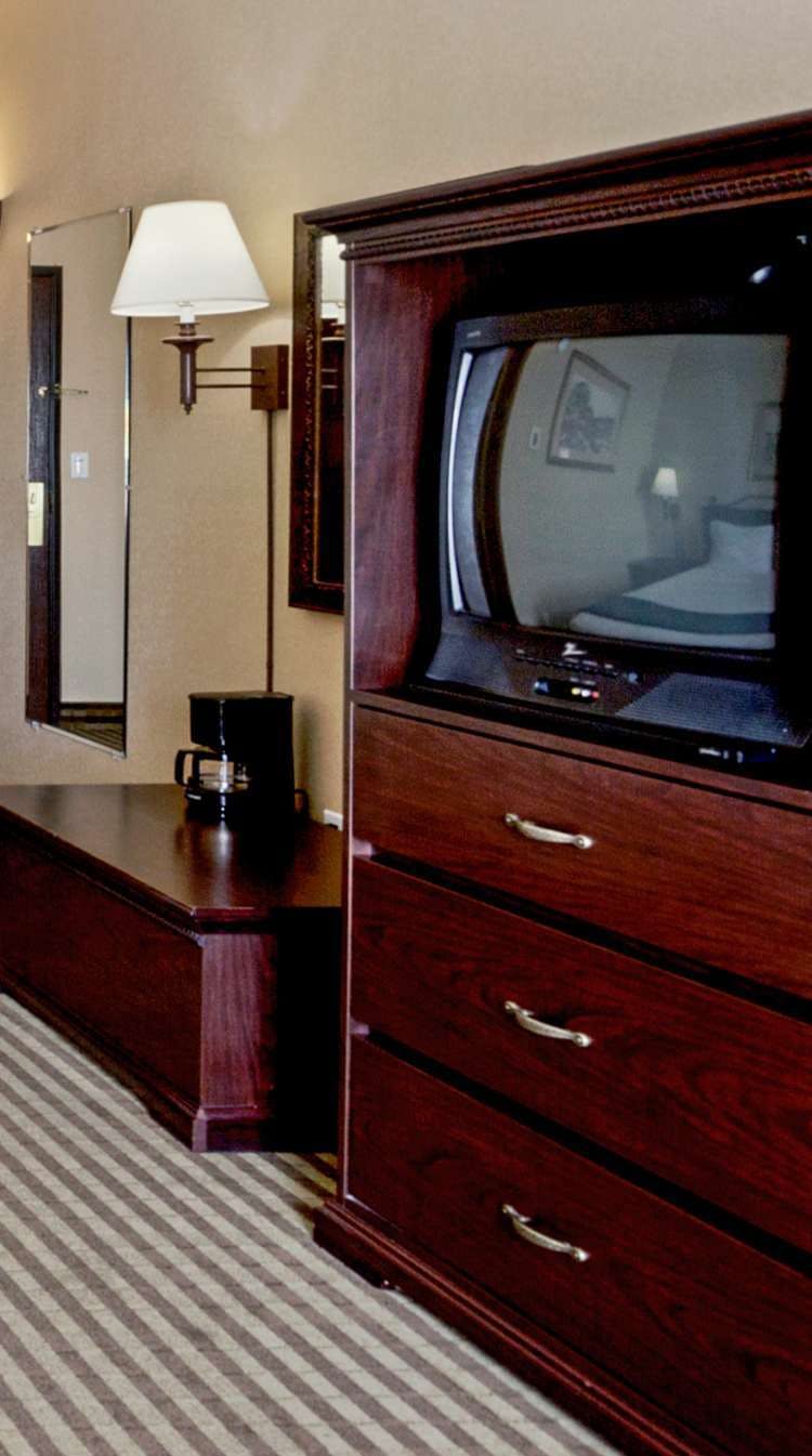 Hotel Holiday Inn Express Hotel & Suites Marina - State Beach photo 2