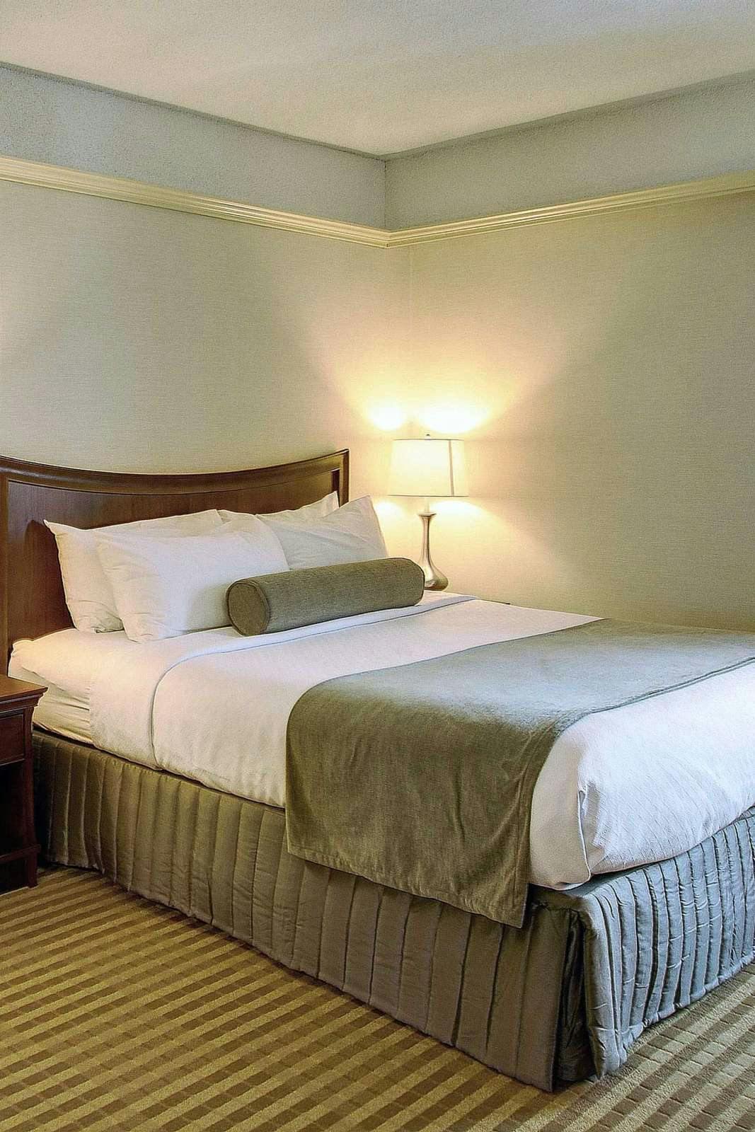 Hotel Holiday Inn & Suites Pittsfield Berkshires photo 1