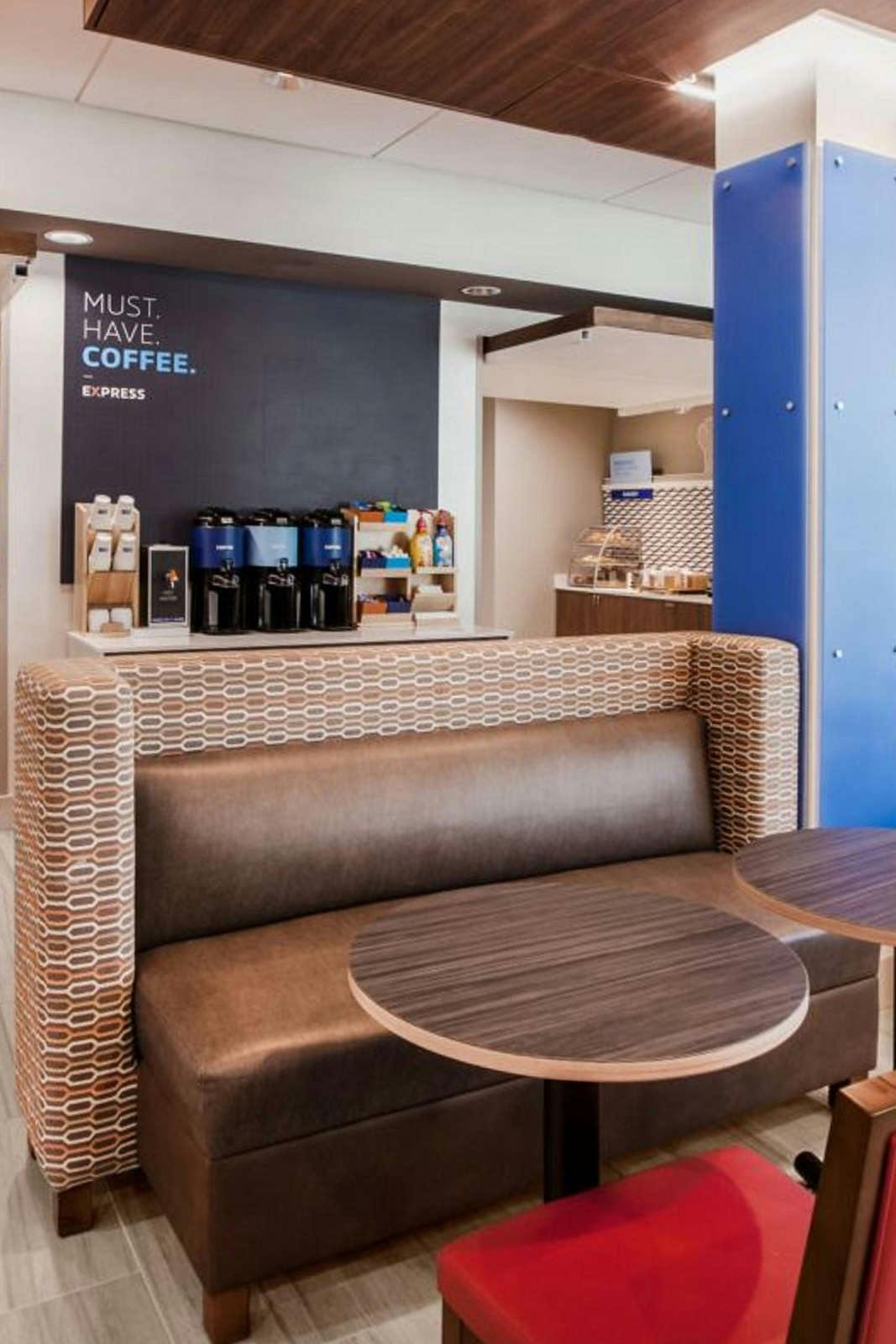 Hotel Holiday Inn Express & Suites Las Vegas E Tropicana photo 5