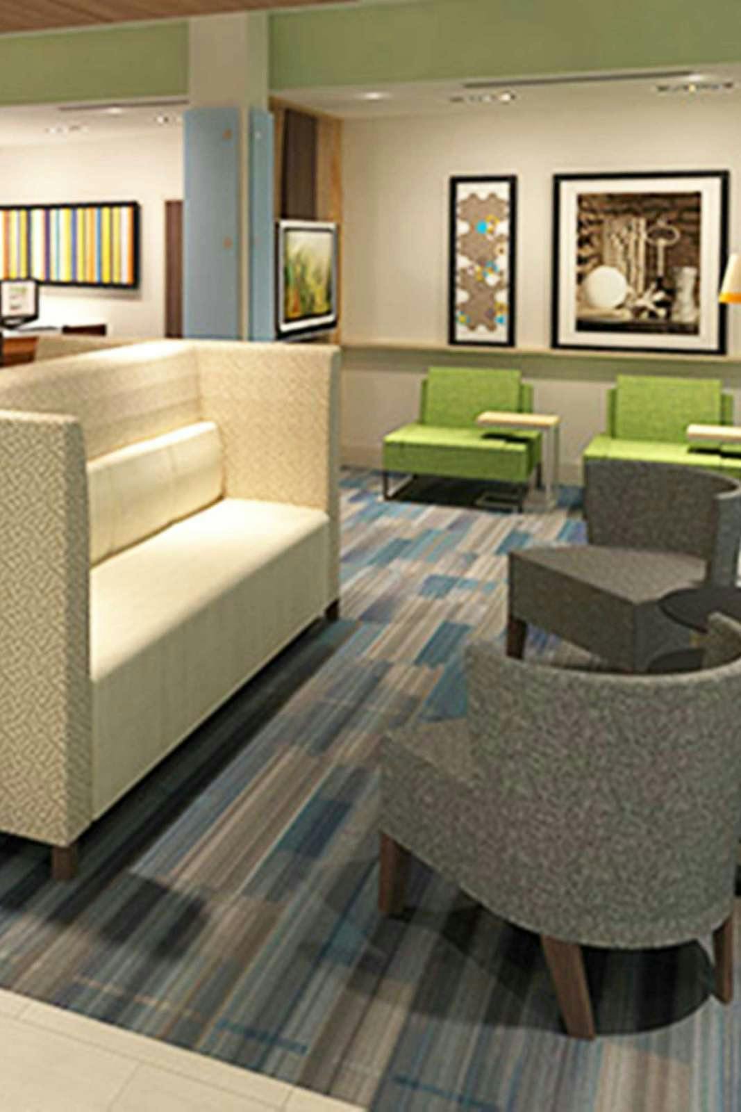 Hotel Holiday Inn Express & Suites Grand Rapids Airport South photo 3