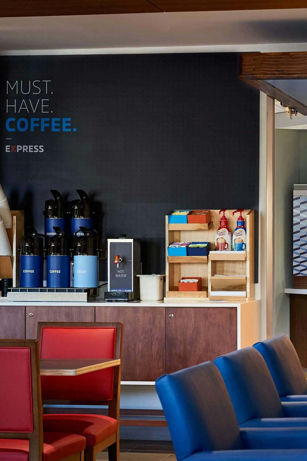 Hotel Holiday Inn Express & Suites Grand Rapids Airport South photo 5