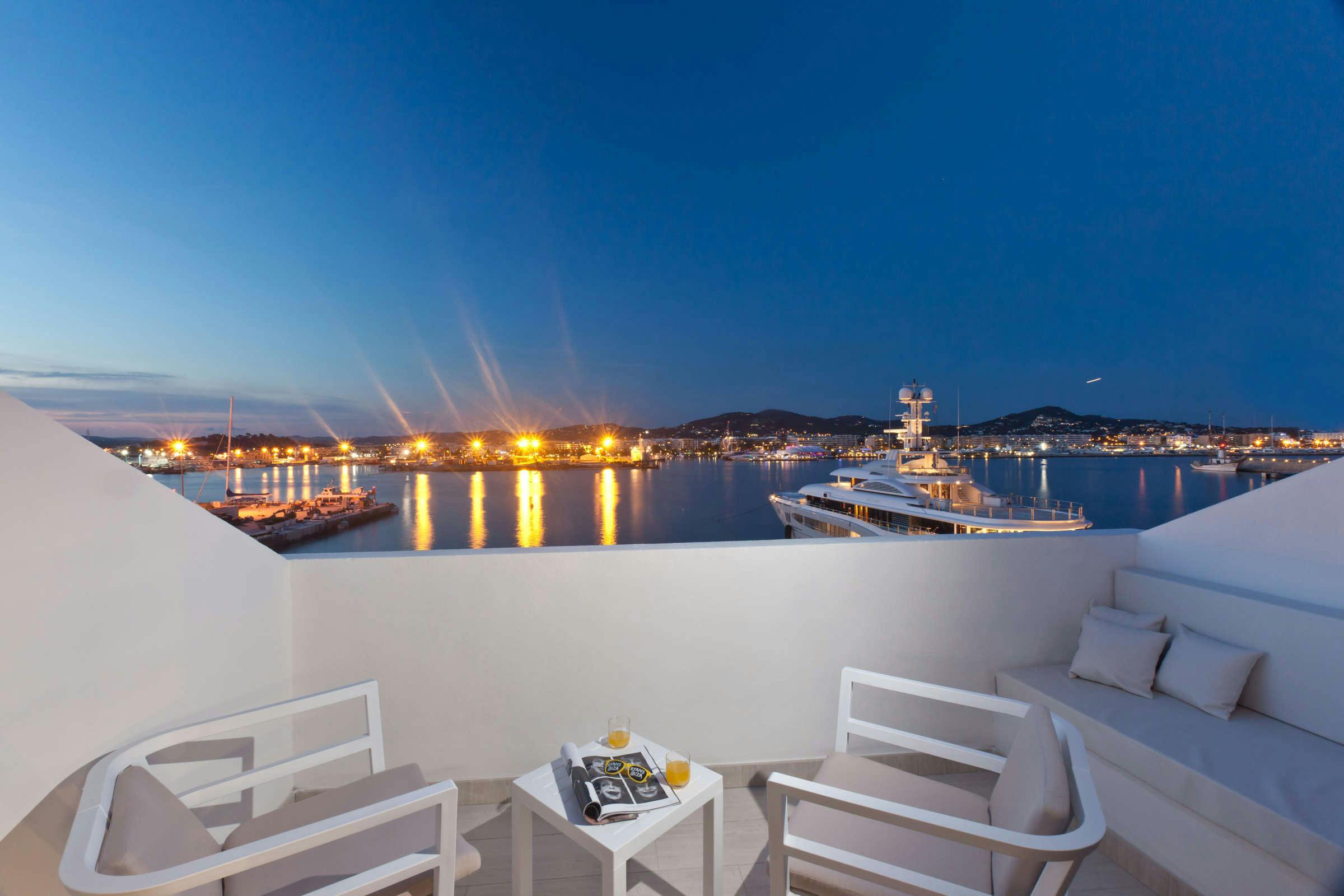 Hotel Ryans La Marina photo 1