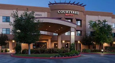 Courtyard Santa Clarita Valencia