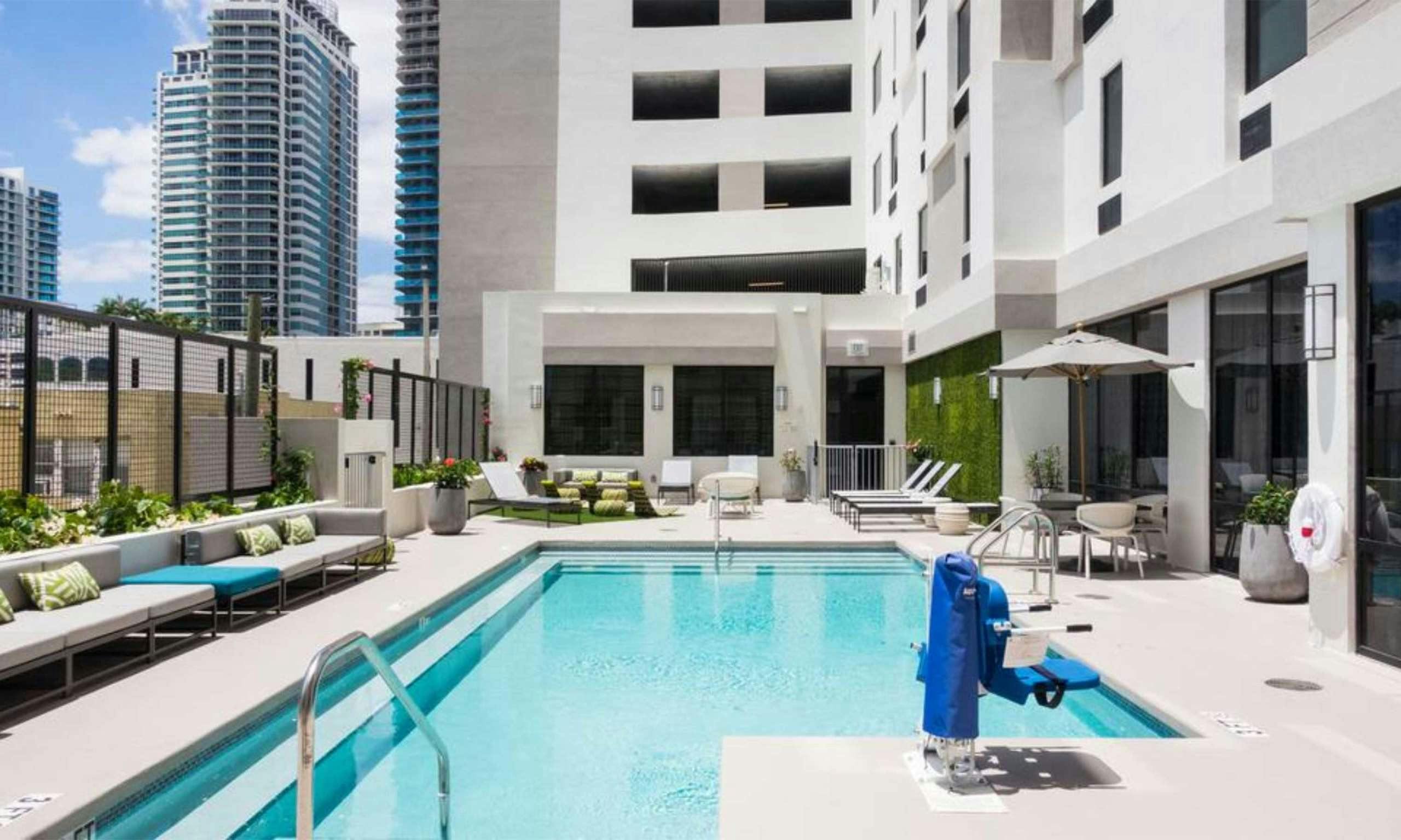 Hampton Inn & Suites Miami Wynwood / Design District